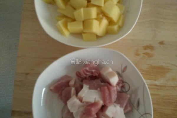 红烧肉炖土豆的做法图解1