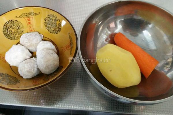 肉丸土豆盖浇饭的做法图解1