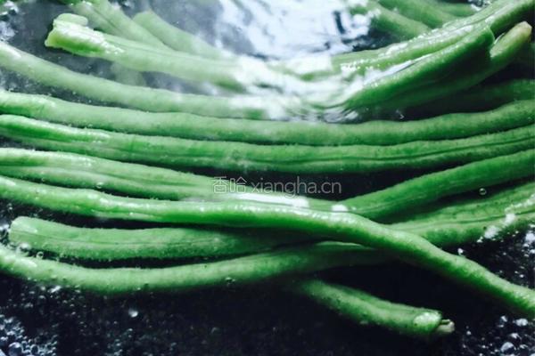 橄榄菜炒豆角的做法图解2