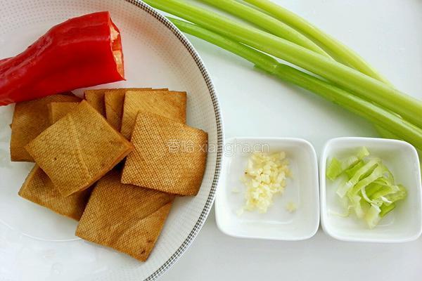 豆干炒芹菜的做法图解1