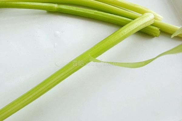 豆干炒芹菜的做法图解2