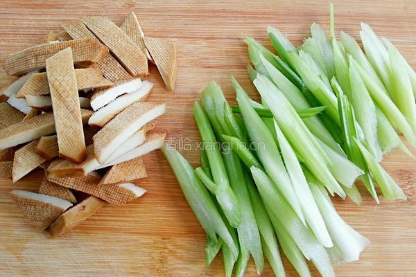 豆干炒芹菜的做法图解3