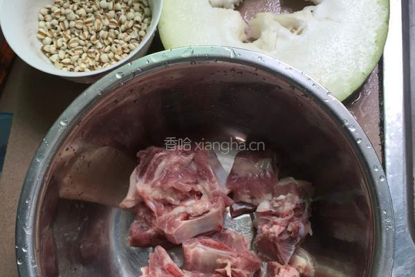 冬瓜排骨薏米汤的做法图解1