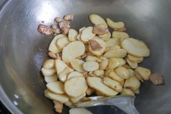 芋头炒肉的做法图解5