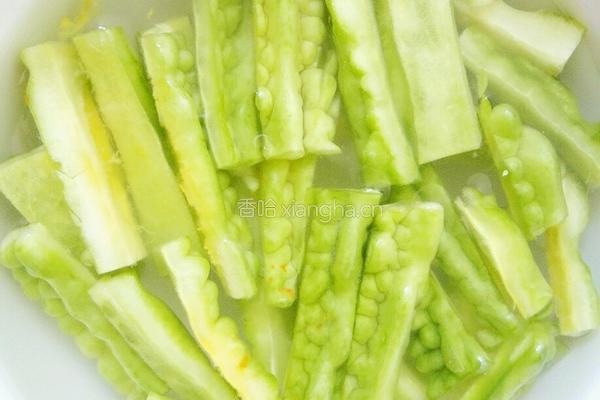 苦瓜炒茄子的做法图解2