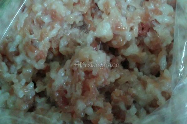 木耳冬菇虾仁猪肉饺的做法图解2