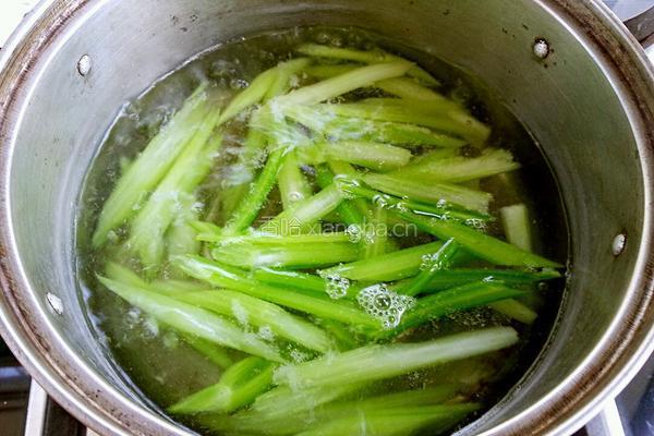 芹菜炒肉丝的做法图解3