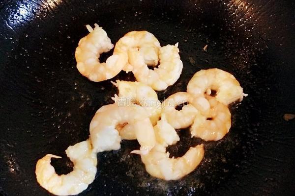鲜虾炒饭的做法图解4