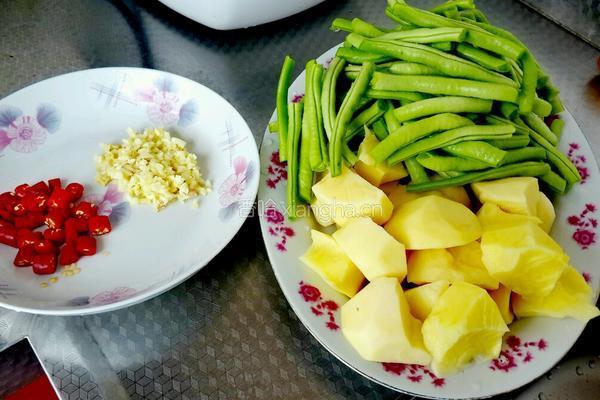 土豆烧四季豆的做法图解1