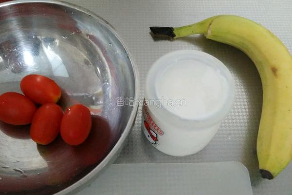 圣女果香蕉炒酸奶的做法图解1