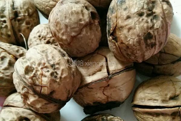 水煮核桃的做法图解1