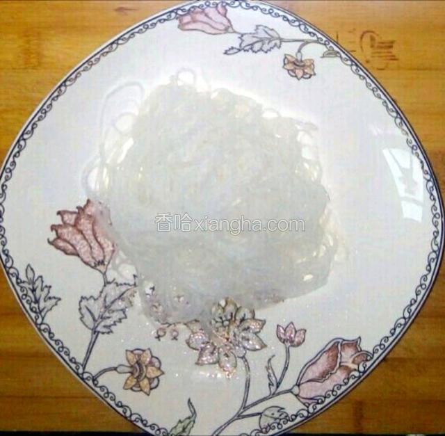 粉丝用温水泡软。