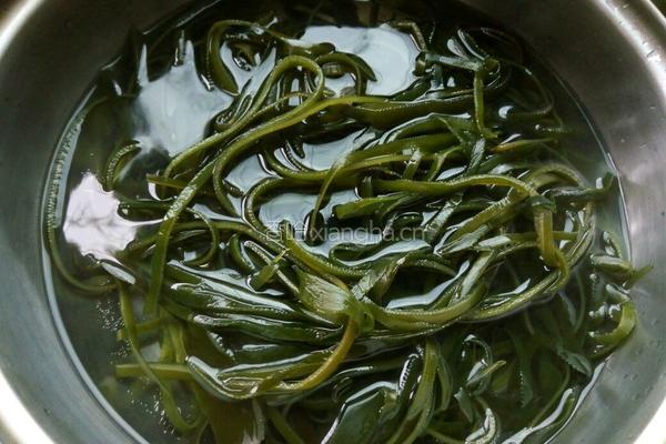 凉拌香辣海带丝的做法图解1