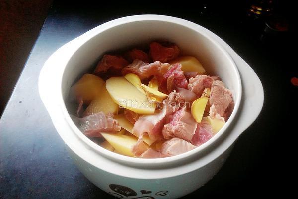 猪肉炖土豆的做法图解1