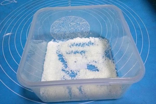 椰丝牛奶小方的做法图解2