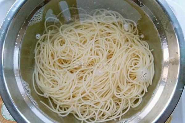 西红柿炒面的做法图解2