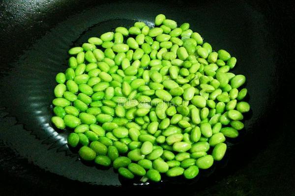 丝瓜毛豆鹌鹑蛋的做法图解3