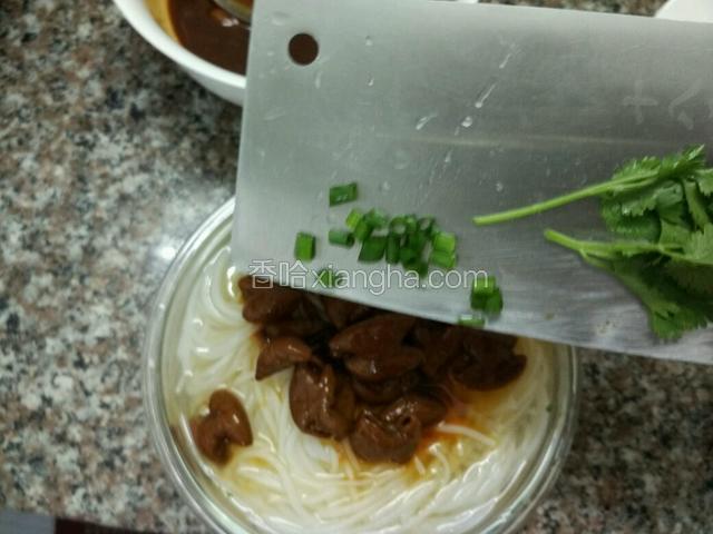 撒上香菜葱花，生抽就完成啦；