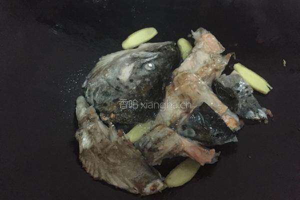 番茄三文鱼头汤的做法图解3