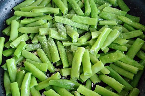 腊肠丁炒四季豆的做法图解7