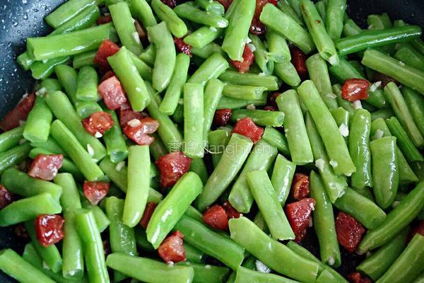 腊肠丁炒四季豆的做法图解8