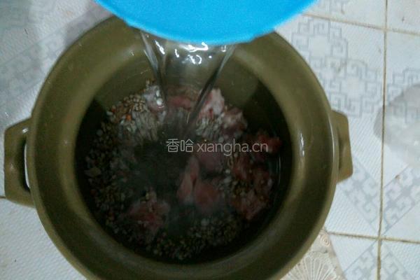 冬瓜薏米排骨汤的做法图解2
