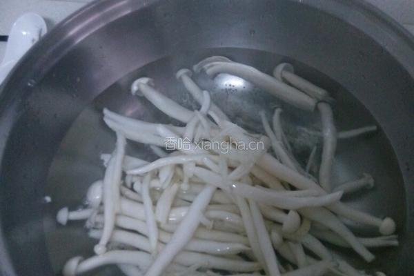 蚝汁海鲜菇炒牛柳的做法图解2