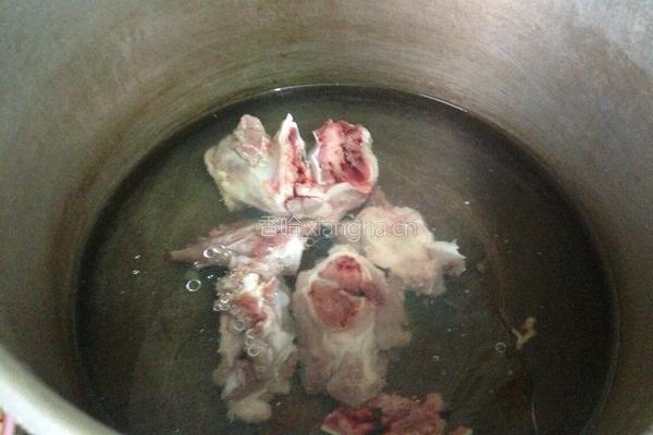 土茯苓骨头汤的做法图解1