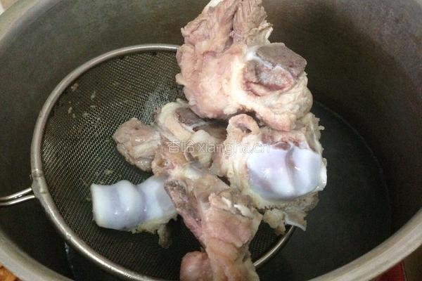 土茯苓骨头汤的做法图解2