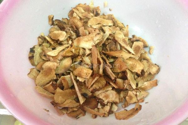 土茯苓骨头汤的做法图解4