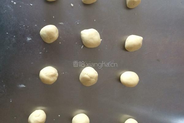 蛋黄酥(一盘12个)的做法图解2