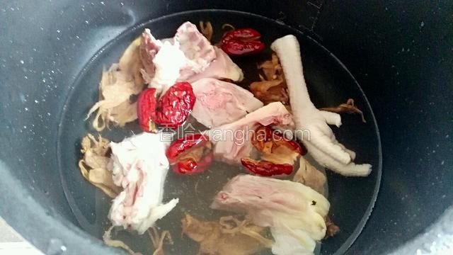 把所有材料扔进锅，加入适量的水