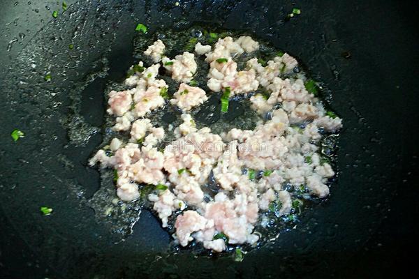 玉米粒炒肉末的做法图解3