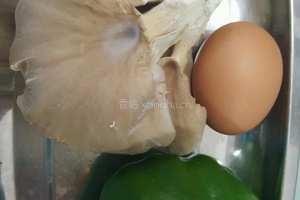青椒蘑菇鸡蛋馅饼的做法图解2