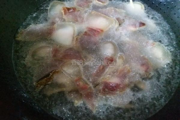 腊肉炒老芋头的做法图解2