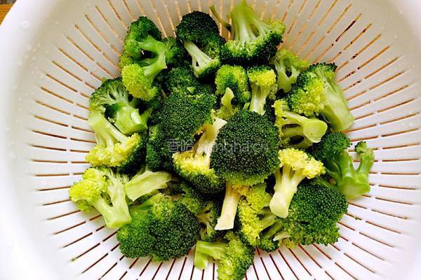 西兰花炒火腿的做法图解1