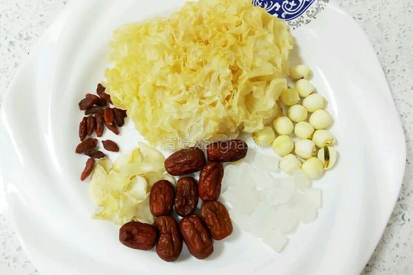 雪耳莲子羹的做法图解1