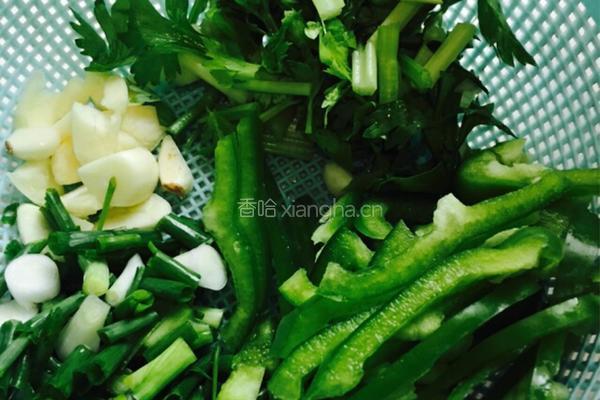 牛肉炒米线的做法图解1