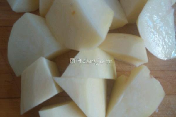 鸡骨架炖土豆的做法图解3