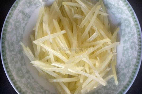 土豆炒鸡胸肉的做法图解2