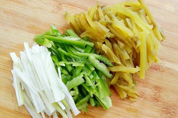 凉拌榨菜丝的做法图解2