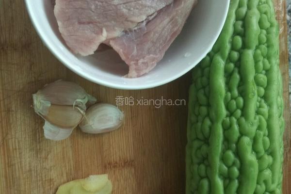 苦瓜肉丝的做法图解1