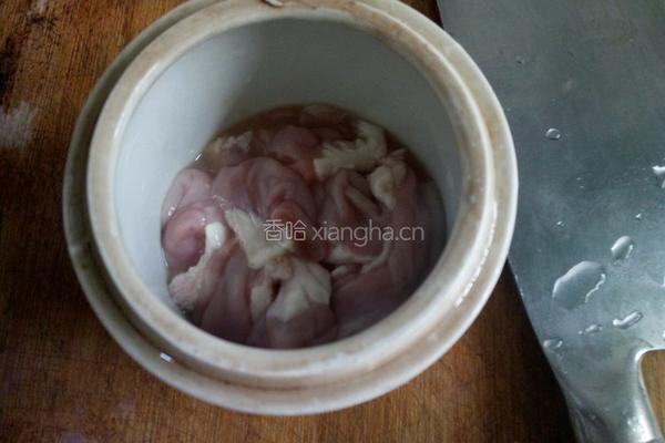 青橄榄炖猪粉肠的做法图解2
