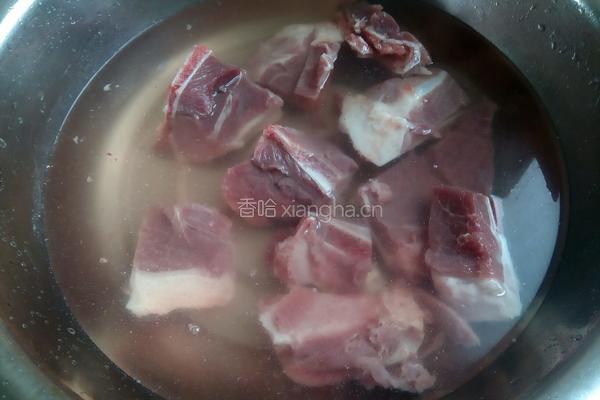 冬瓜薏米猪骨汤的做法图解2