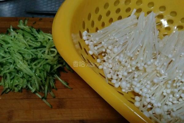黄瓜金针菇的做法图解1