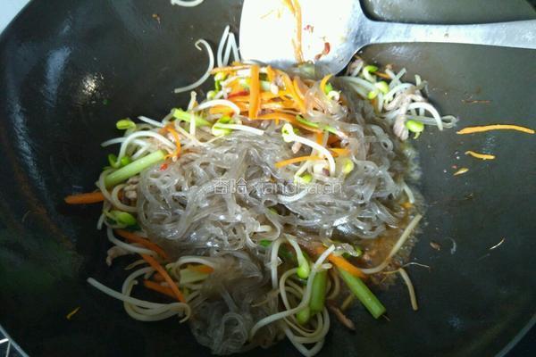黄豆芽炒粉条的做法图解5