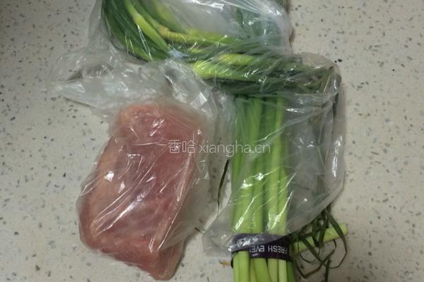 肉丝炒蒜苔的做法图解1