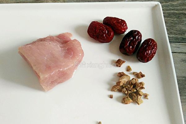 田七炖瘦肉的做法图解1