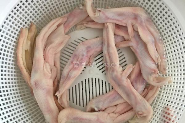 泡鸭脚的做法图解1