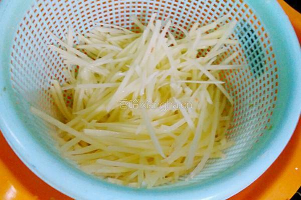 胡萝卜炒土豆的做法图解3